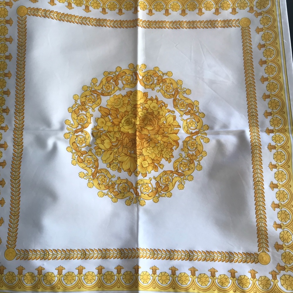 Versace Table Linen - Picture 7 of 8